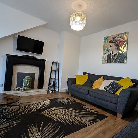 Lovely 2 Bedroom Apartment In Central Location 그리녹 외부 사진