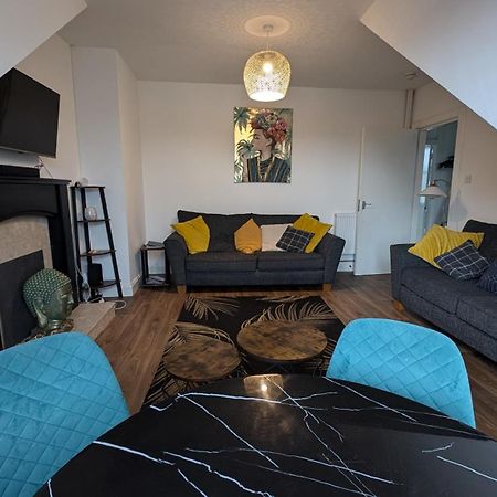 Lovely 2 Bedroom Apartment In Central Location 그리녹 외부 사진