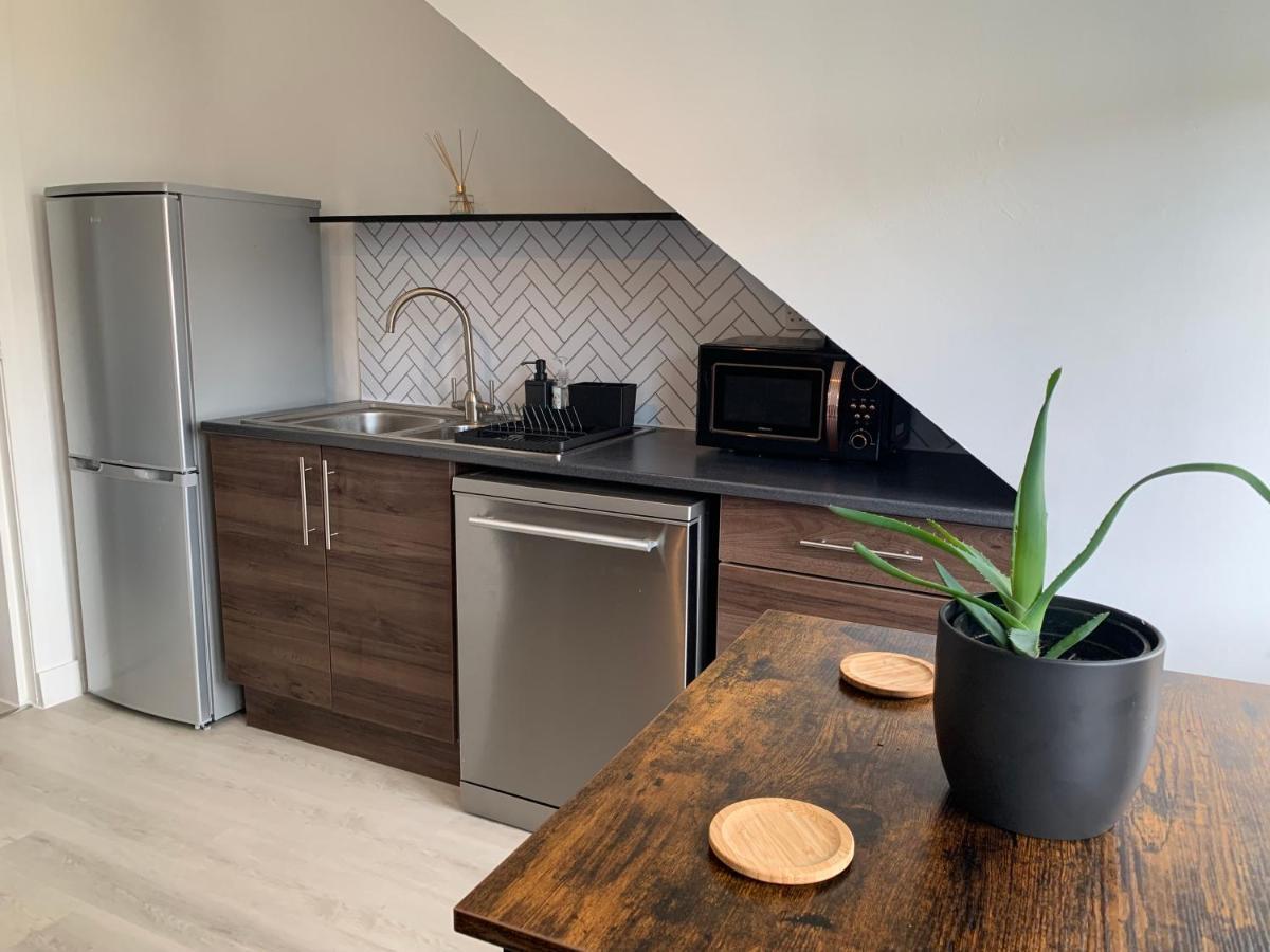 Lovely 2 Bedroom Apartment In Central Location 그리녹 외부 사진