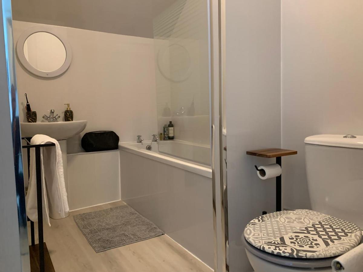 Lovely 2 Bedroom Apartment In Central Location 그리녹 외부 사진