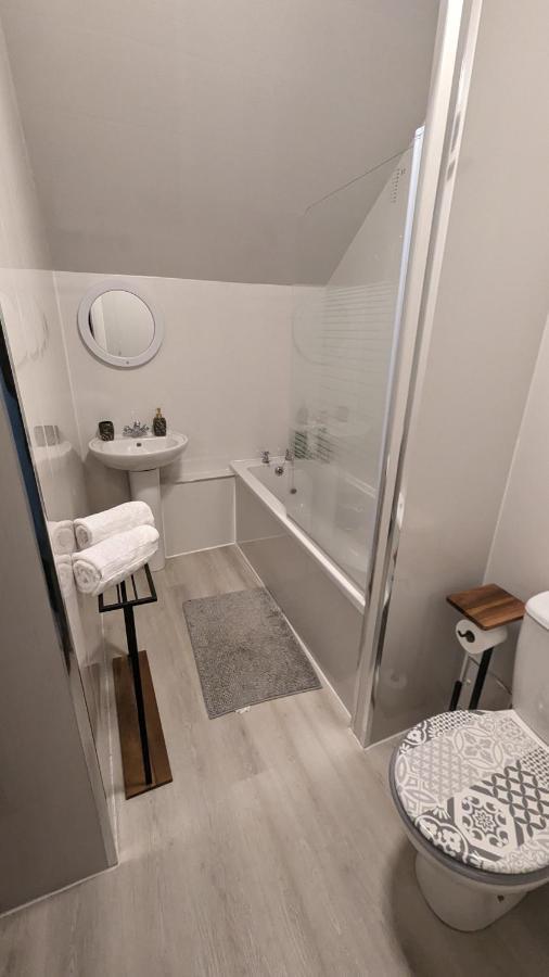 Lovely 2 Bedroom Apartment In Central Location 그리녹 외부 사진