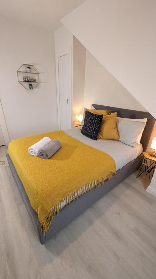 Lovely 2 Bedroom Apartment In Central Location 그리녹 외부 사진